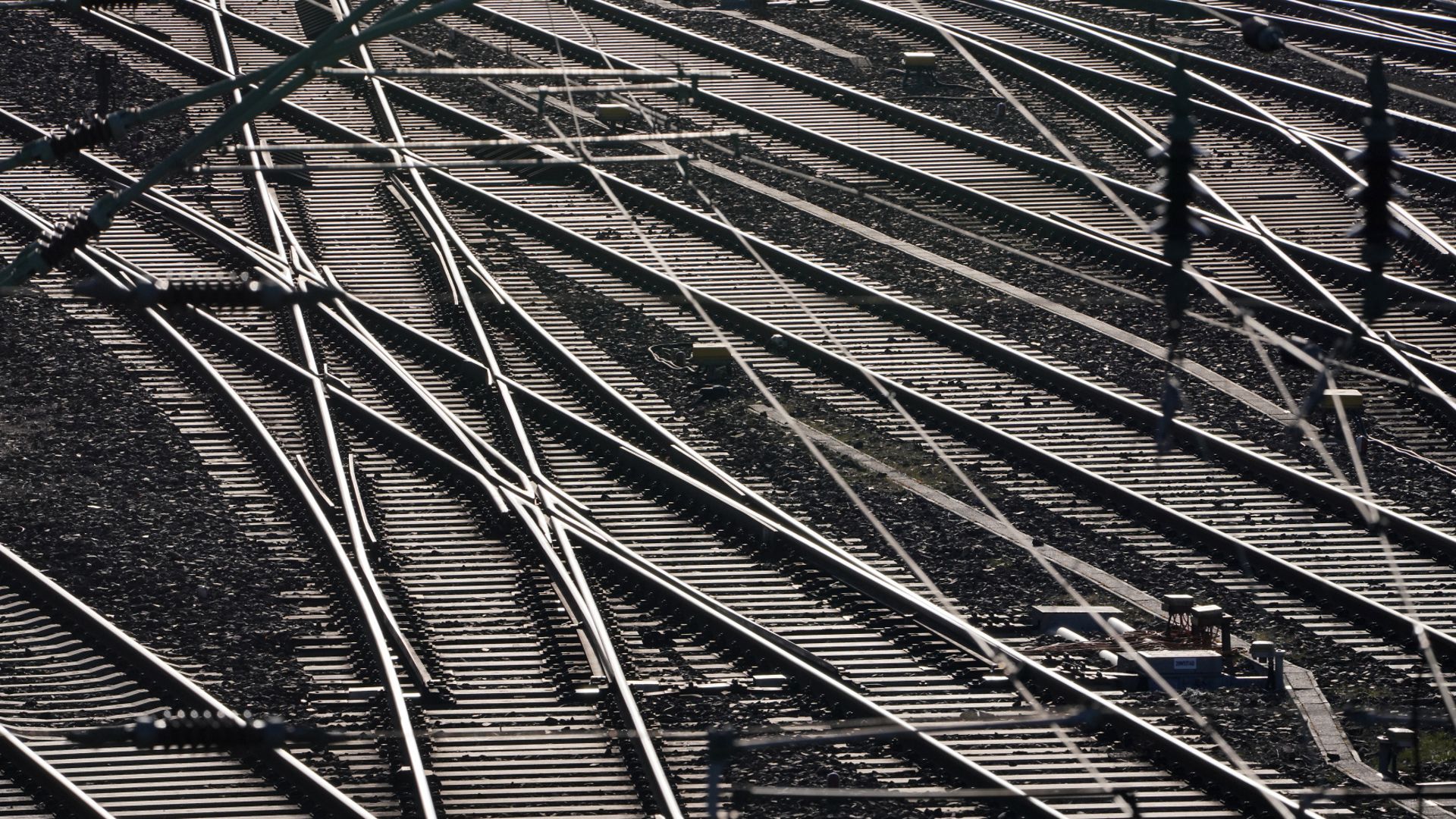 Oberleitungen über Schienengleisen