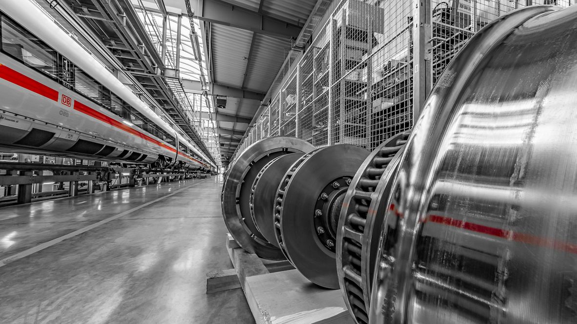 Blick in die Halle eines Instandhaltungswerkes von DB Fernverkehr