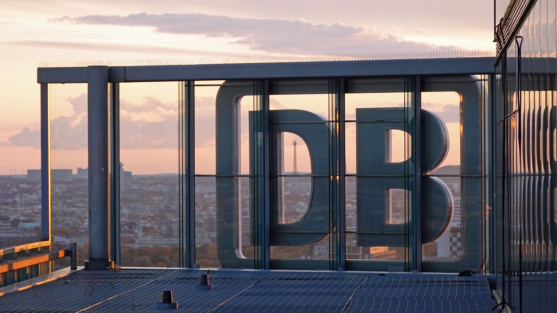 Das DB Logo auf dem Dach des Bahntowers in Berlin im Abendlicht