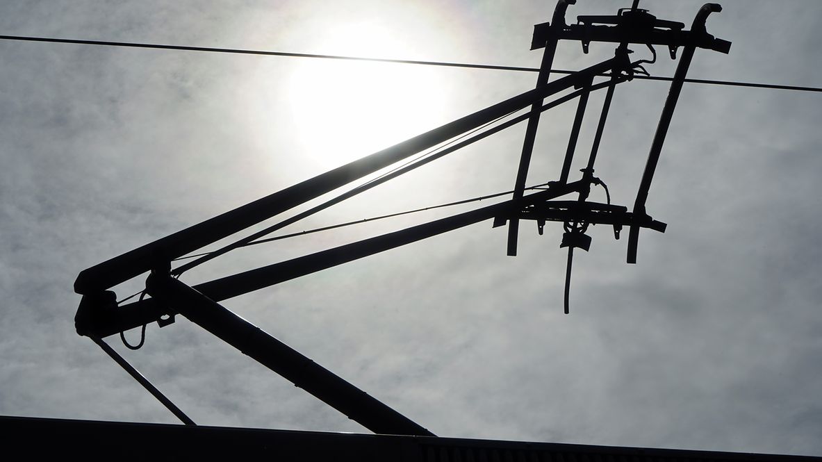 Nahaufnahme Oberleitung im Streckennetz der DB Infrago