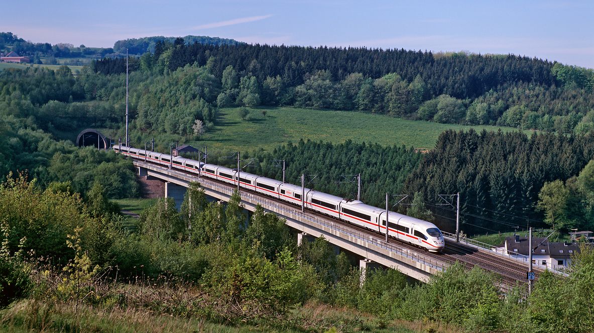 Ein ICE fährt über eine Brücke.