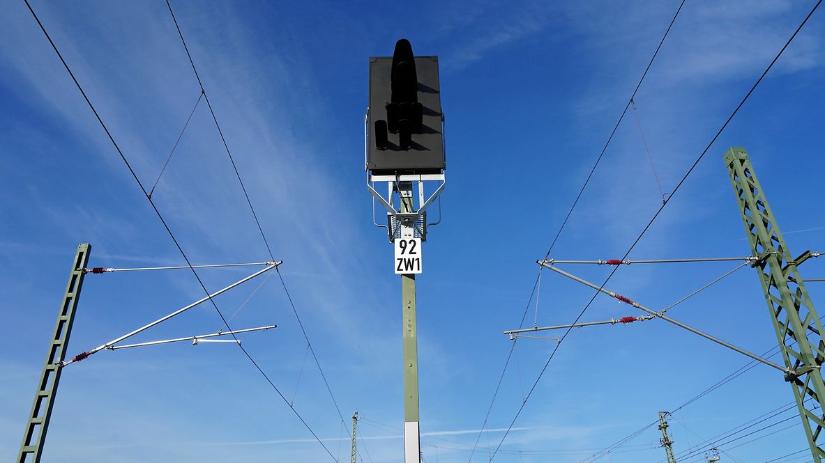 Oberleitungen an einer Gleisstrecke im Netz der DB InfraGo