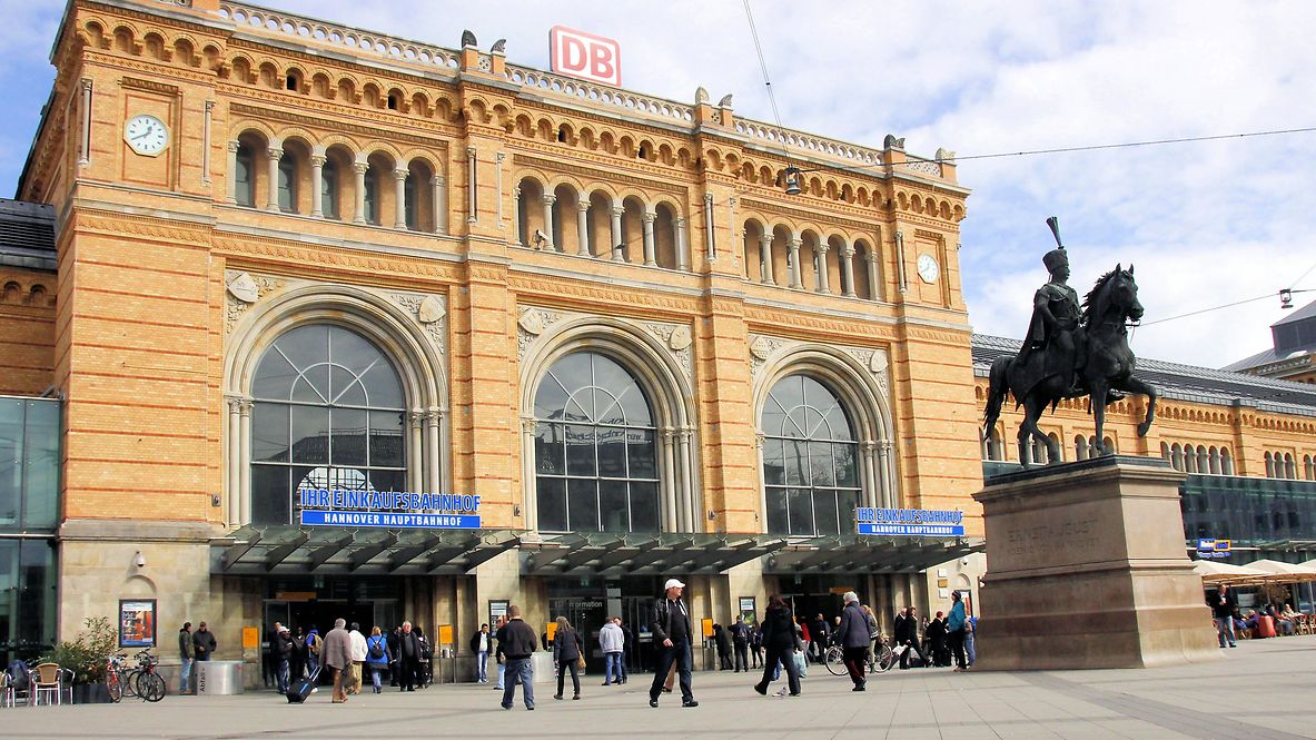 Außenansicht Empfangsgebäude des Hannover Hauptbahnhofs