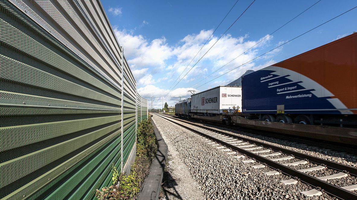 Eine Lärmschutzwand an einer Gleisstrecke