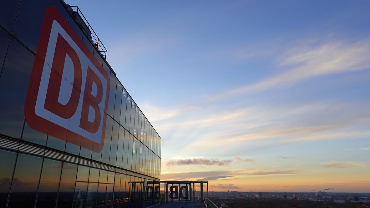 Außenansicht Bahnbürogebäude bei Sonnenuntergang