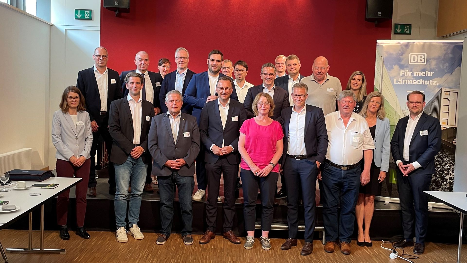 Die Mitglieder des Beirats Leiseres Mittelrheintal stehen für ein Gruppenbild zusammen.