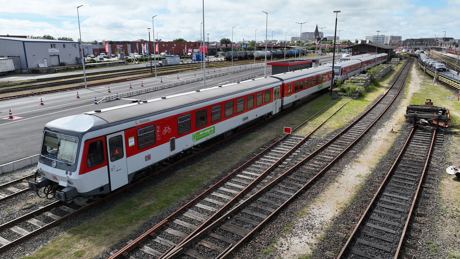 Sylt Shuttle hält an einem Bahnhof.