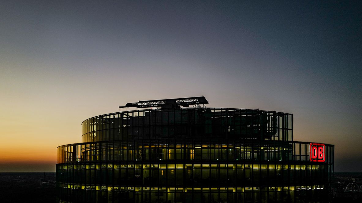 Unbeleuchteter BahnTower in Berlin bei Sonnenuntergang 