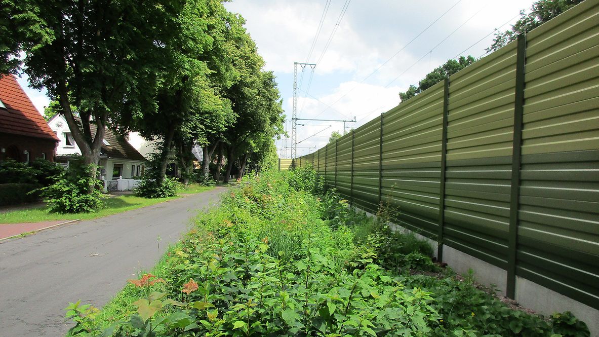 Lärmschutzwand an Grünstreifen