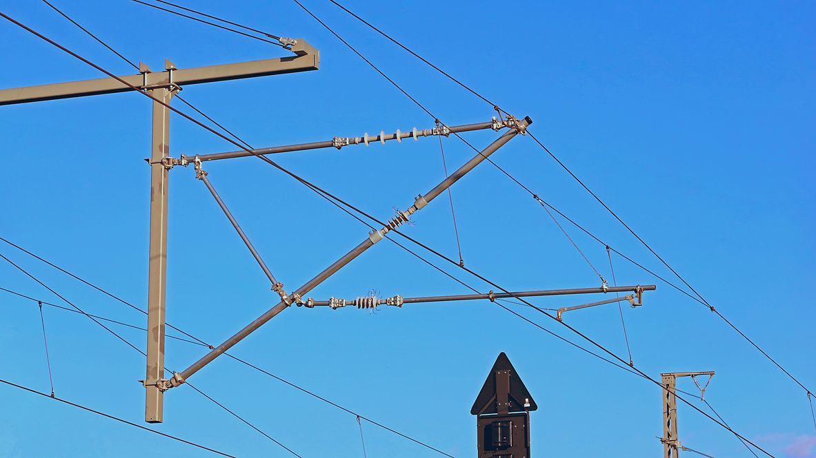 Einholmstromabnehmer an einer Oberleitung