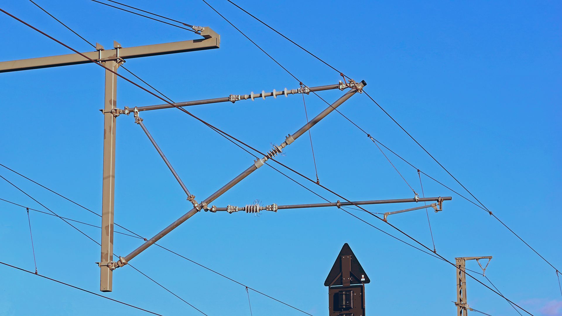 Einholmstromabnehmer an einer Oberleitung