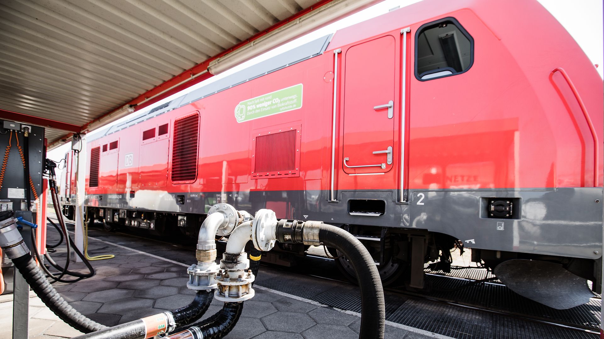 Ein Zug wird an der HVO-Schienentankstelle der DB am Sylt Shuttle-Terminal in Westerland betankt 