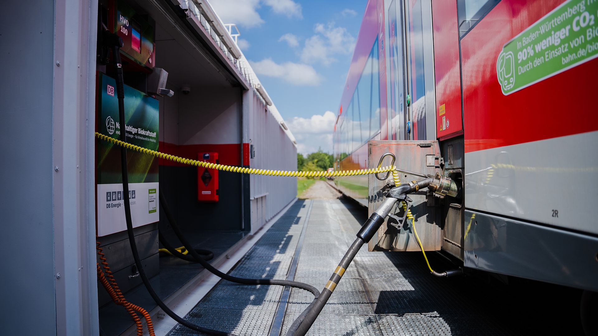 Lok wird mit Biokraftstoff betankt