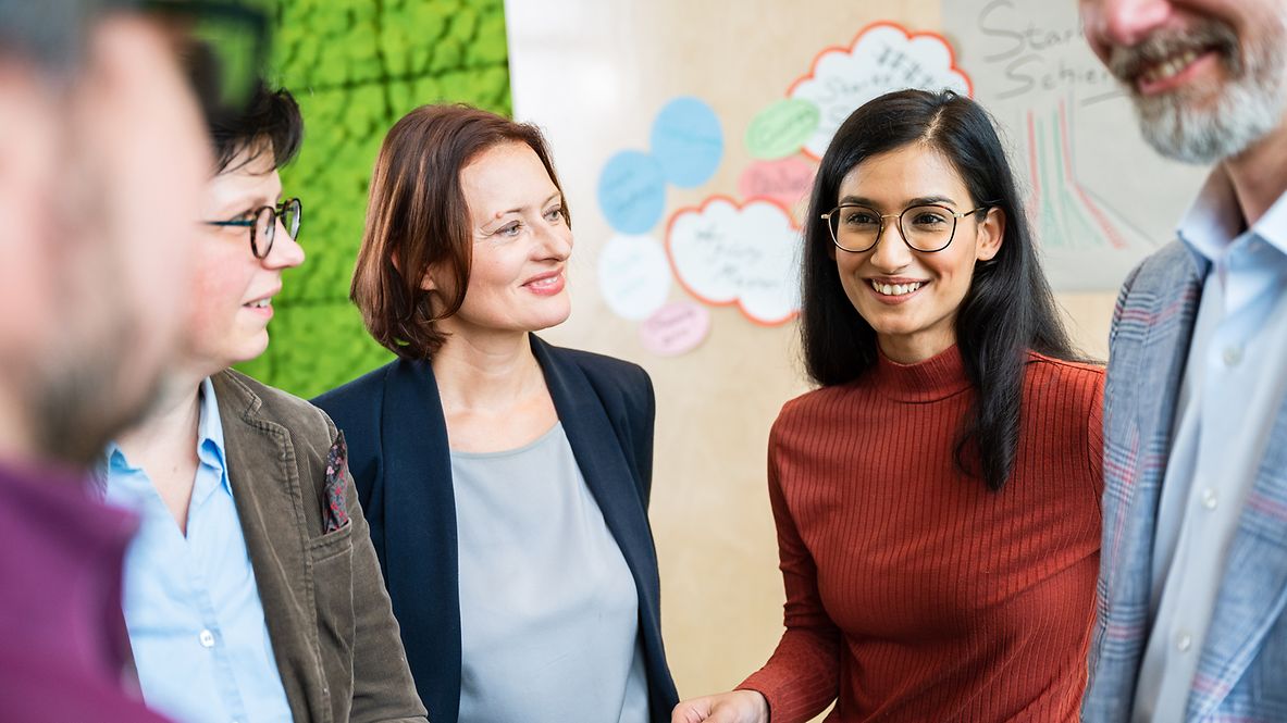 Eine Gruppe von DB-Mitarbeitenden bei einem Workshop