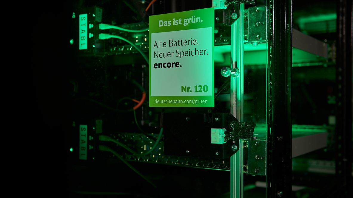 encore Batterie leuchtet grün im Dunkeln