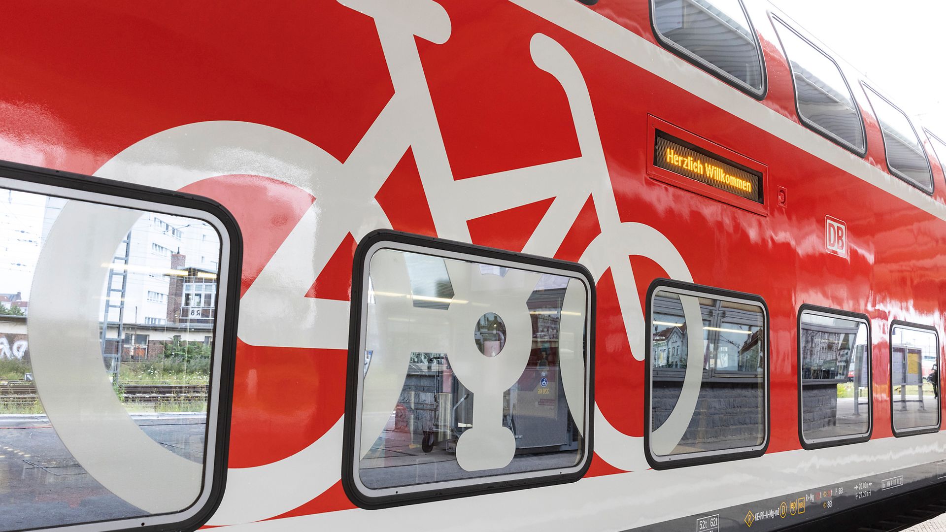 Fahrradabteil eines DB Regio von außen mit großem Fahrrad-Logo