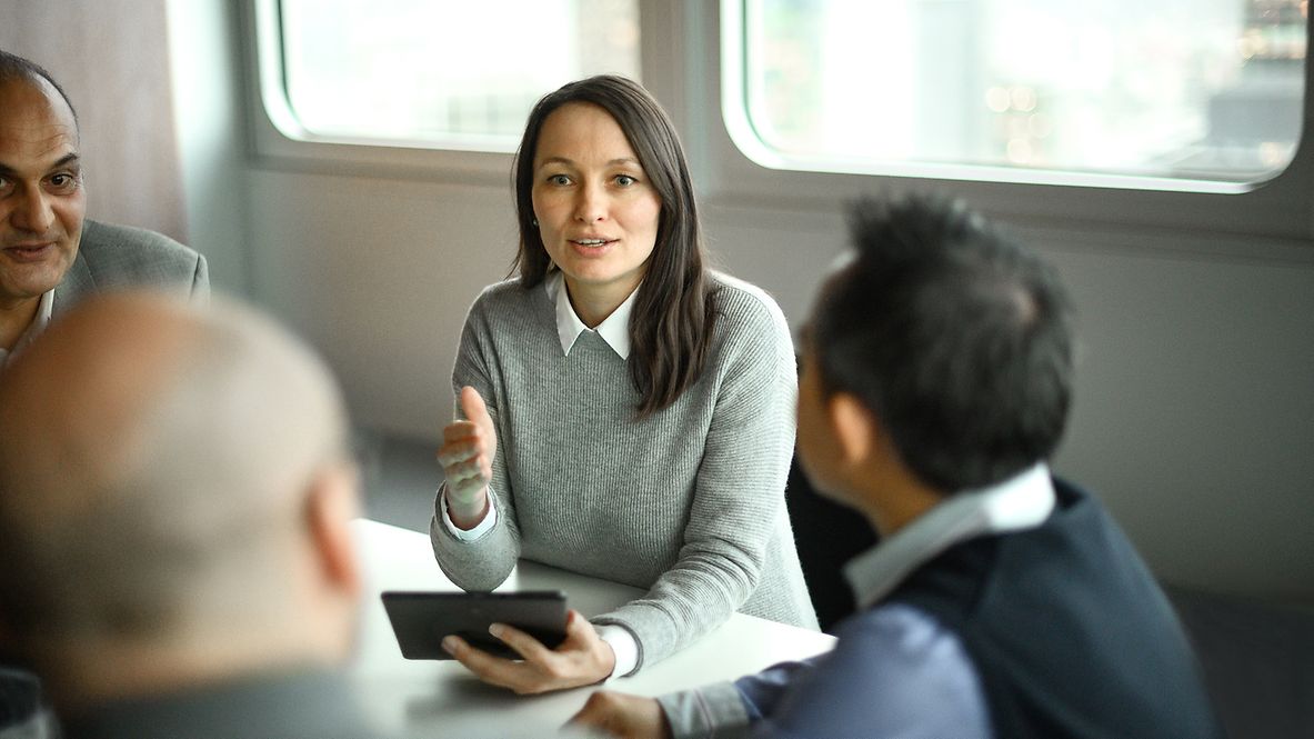 Mitarbeitende in einer Besprechung