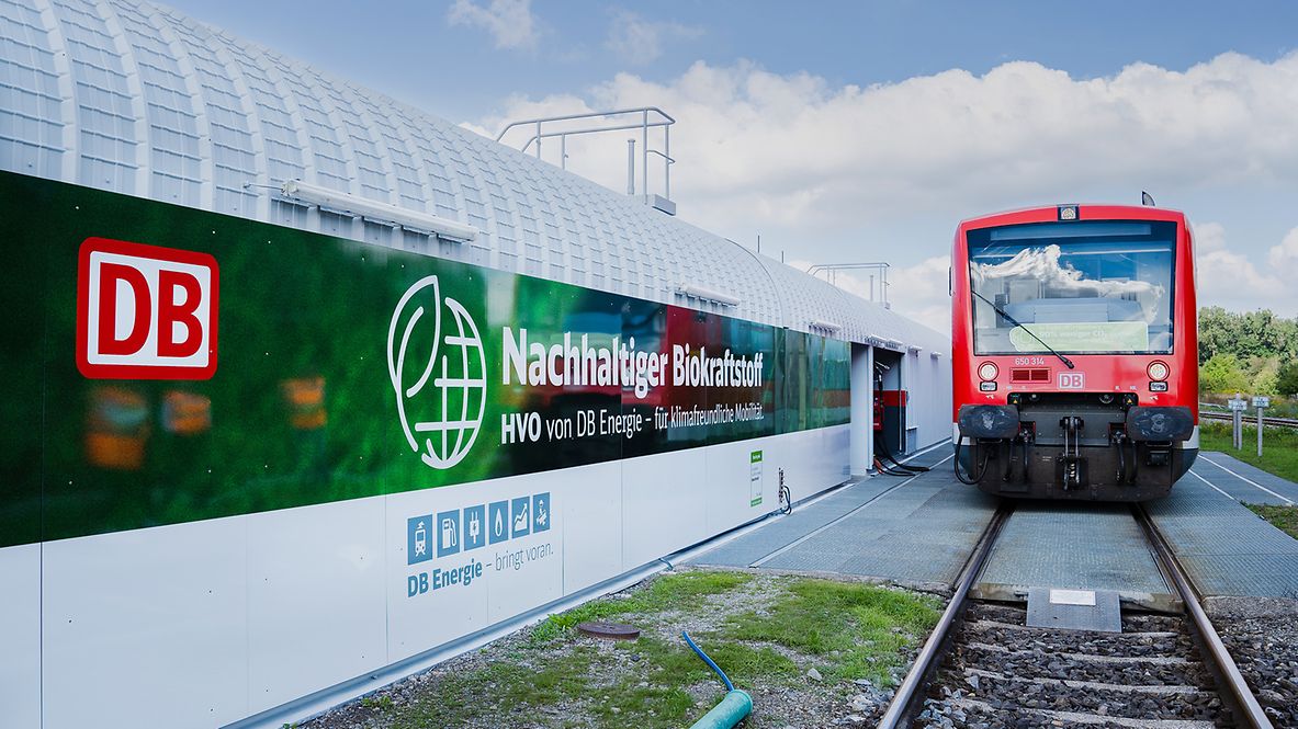 Ein wasserstoffbetriebener Zug fährt in einen Bahnhof ein.