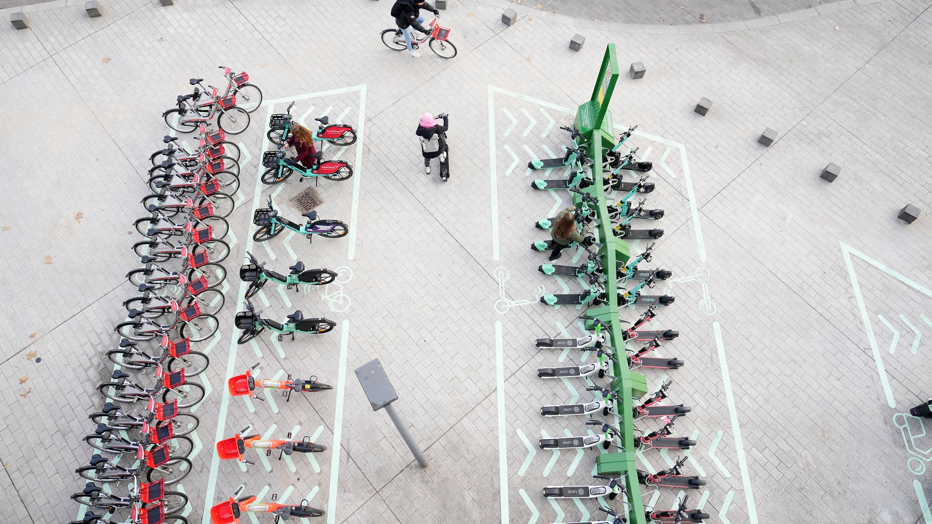 Luftaufnahme von Mobility Hub mit Fahrrädern und E-Scootern 