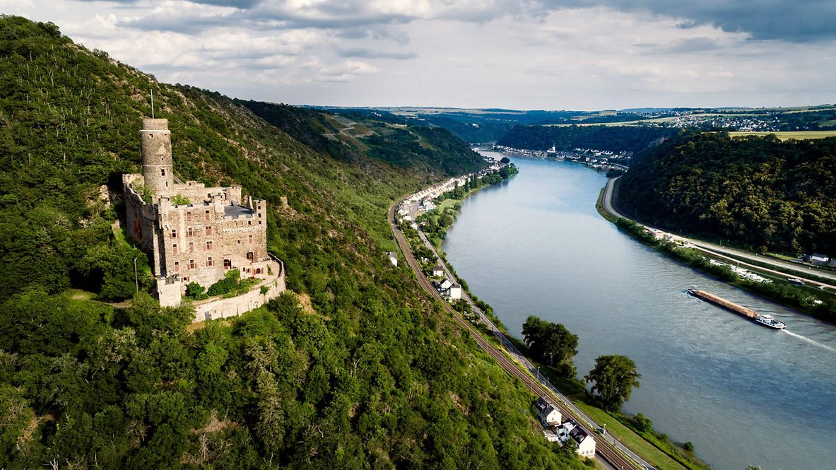 Panoramaufnahme Mittelrheintal mit Burg
