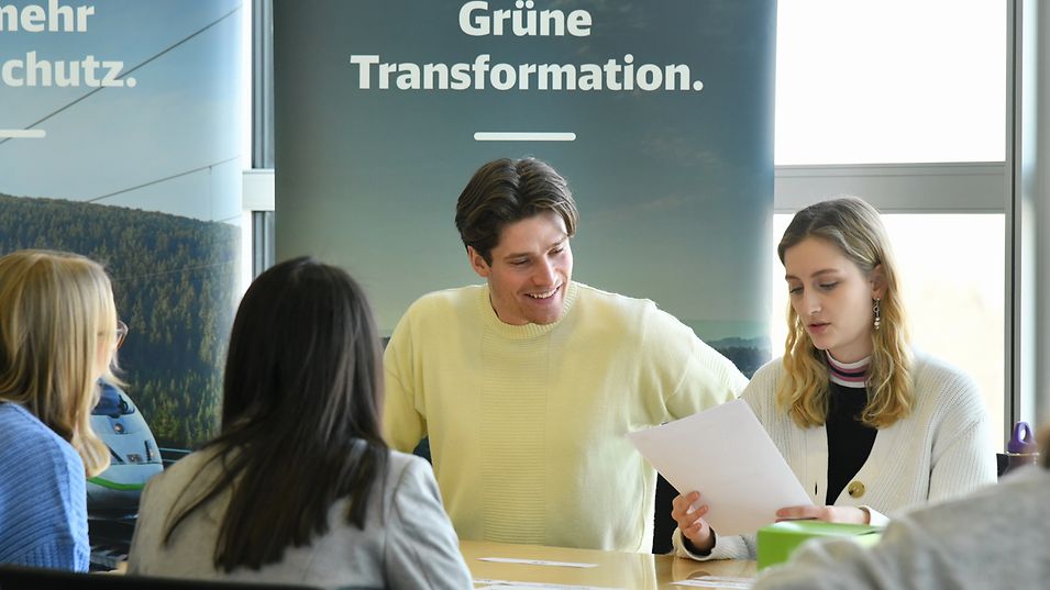 Teilnehmende des Traineeprogramms Nachhaltigkeit sitzen an einem Tisch