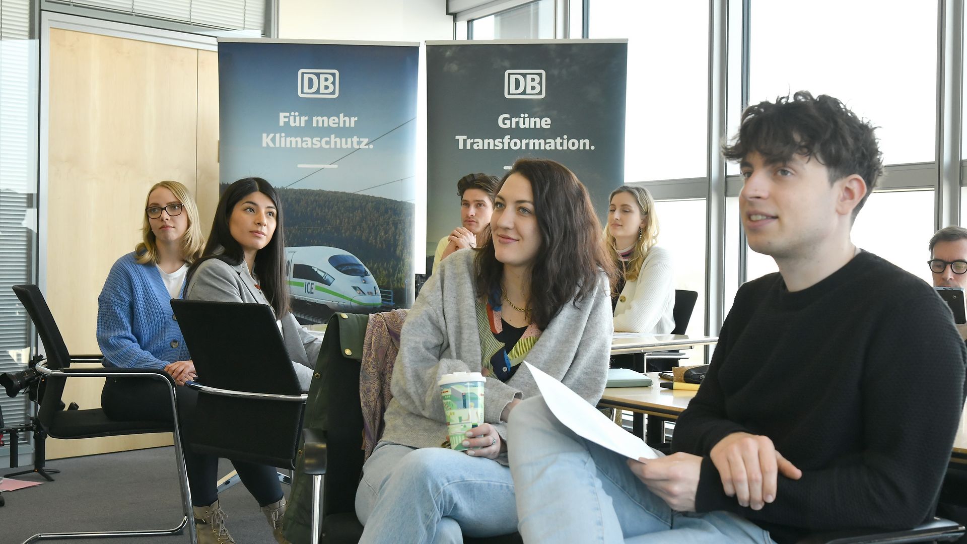 Insgesamt 18 Monate dauert das Traineeprogramm und führt durch drei Praxisstationen im Konzern.