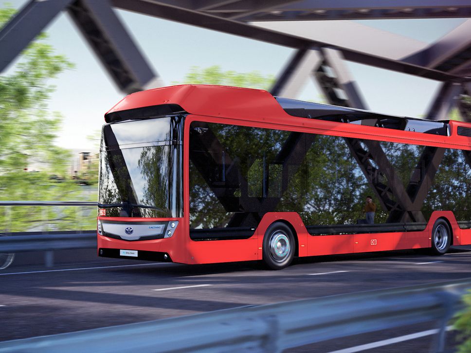  Ein roter Wasserstoffbus der Firma Caetano fährt über eine Brücke.