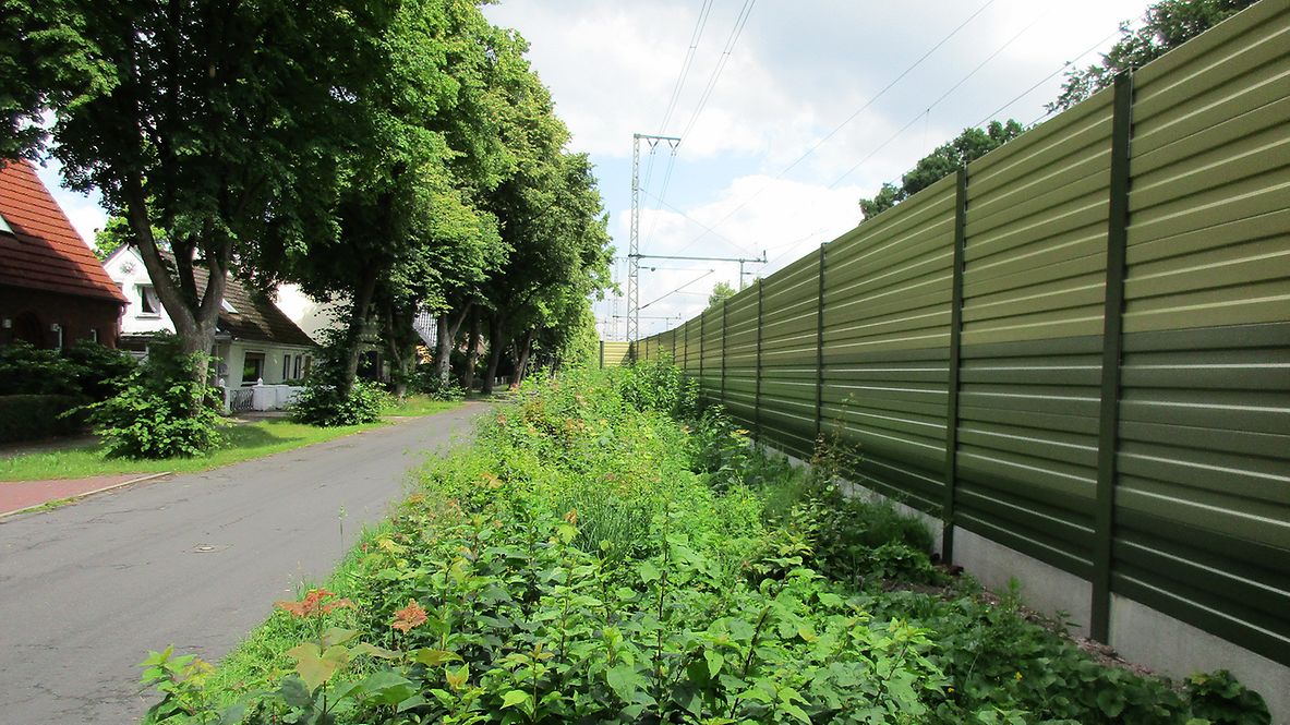 Lärmschutzwand in einer Wohngegegend