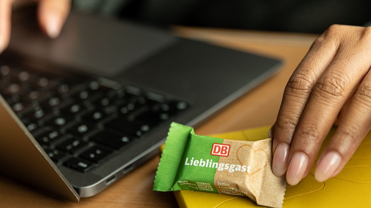 Die „Lieblingsgast“-Schokolade wird in allen IC und ICE verteilt.