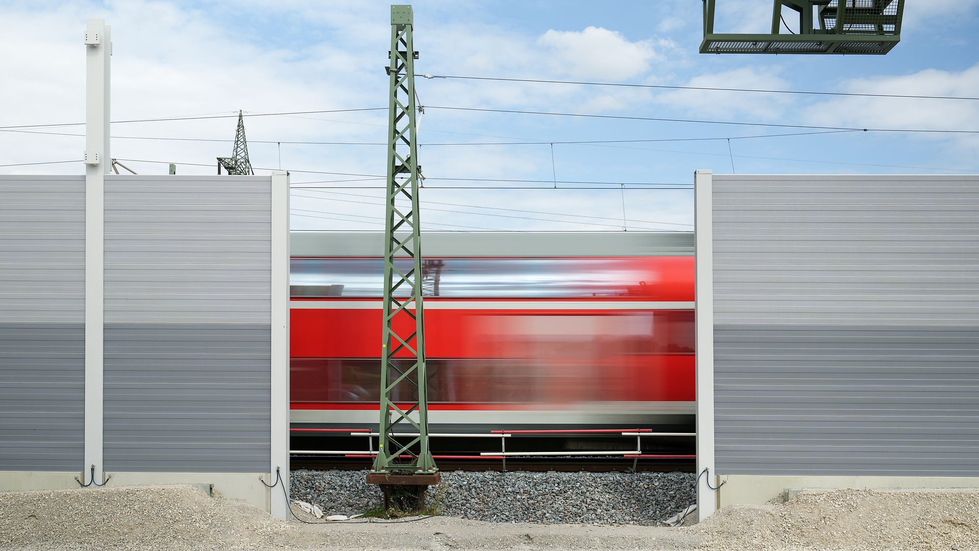 Eine Schallschutzwand an einer Bahnstrecke