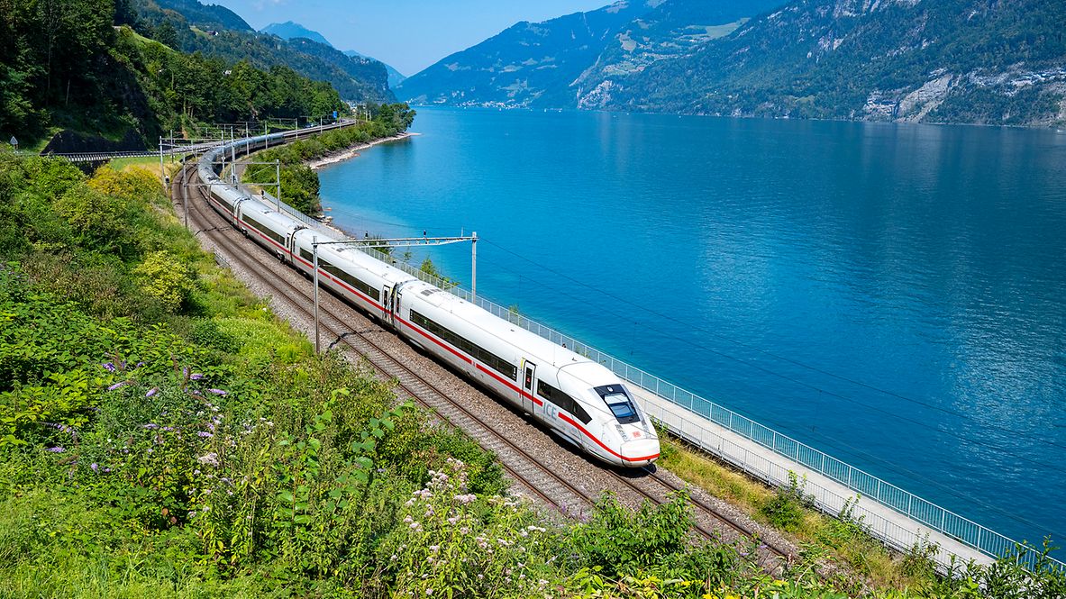 Ein ICE 4 unterwegs nach Chur am Walensee bei Murg
