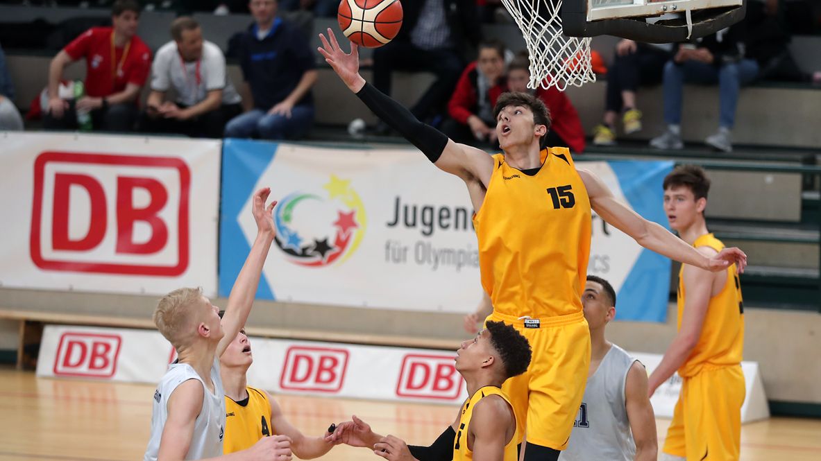 Basketballer bei Wettbewerb "Jugend trainiert"