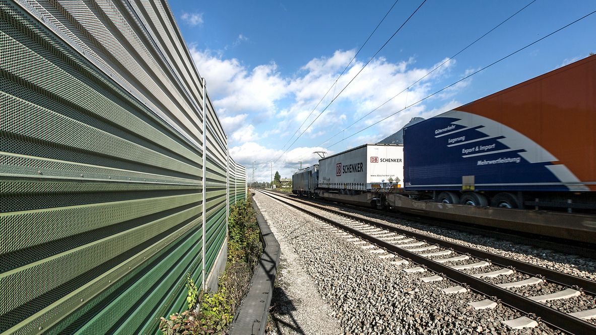 Eine Lärmschutzwand an einer Bahnstrecke