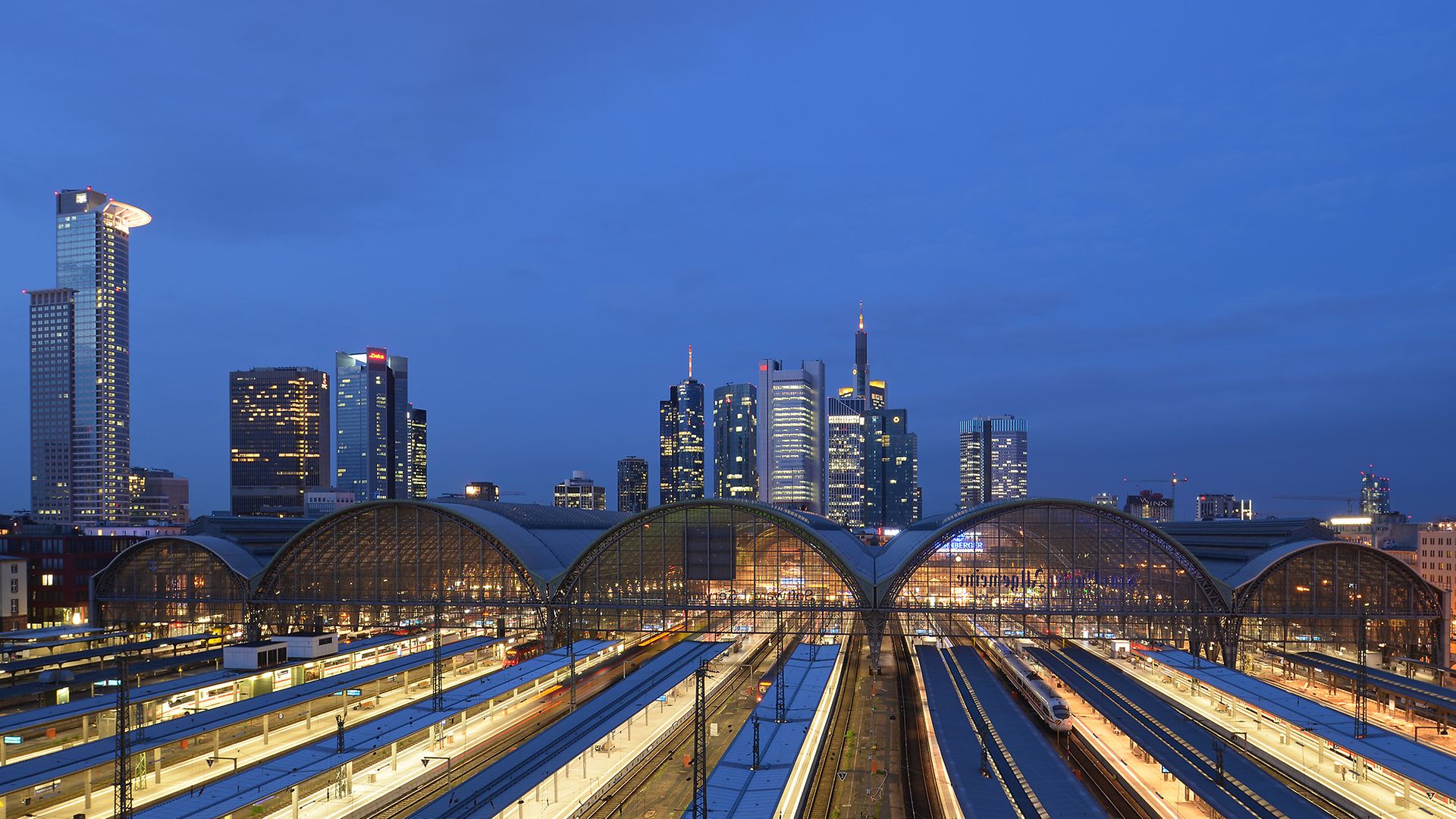 Die Frankfurter Skyline am Abend.