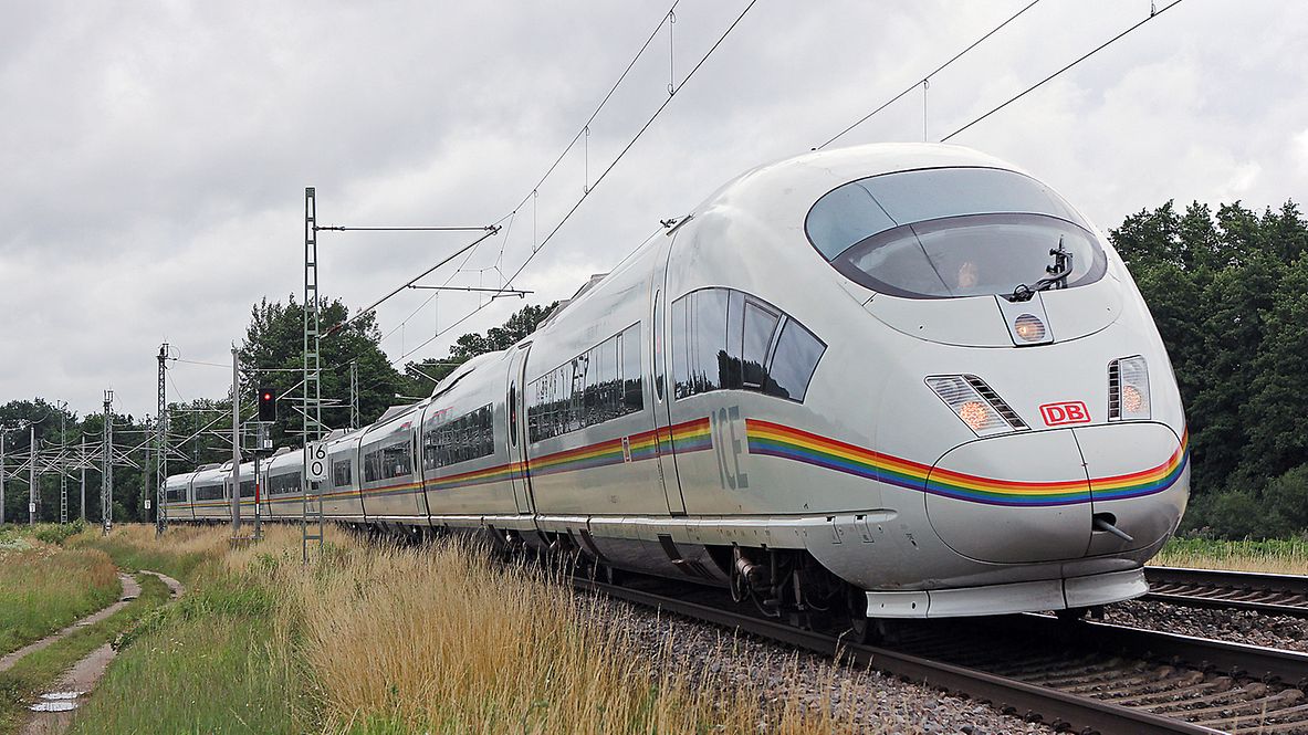 ICE mit Streifen in Regenbogenfarben