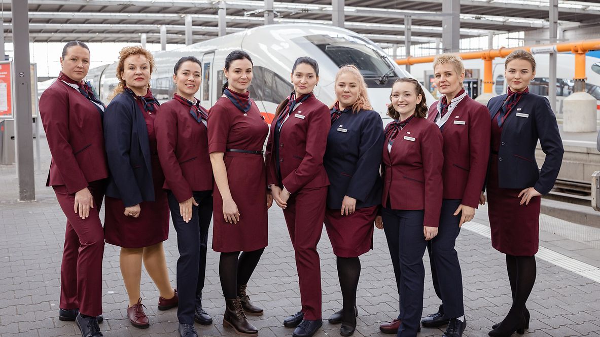 Erste Ausbildungsklasse mit ukrainischen Geflüchteten am Bahnsteig in München