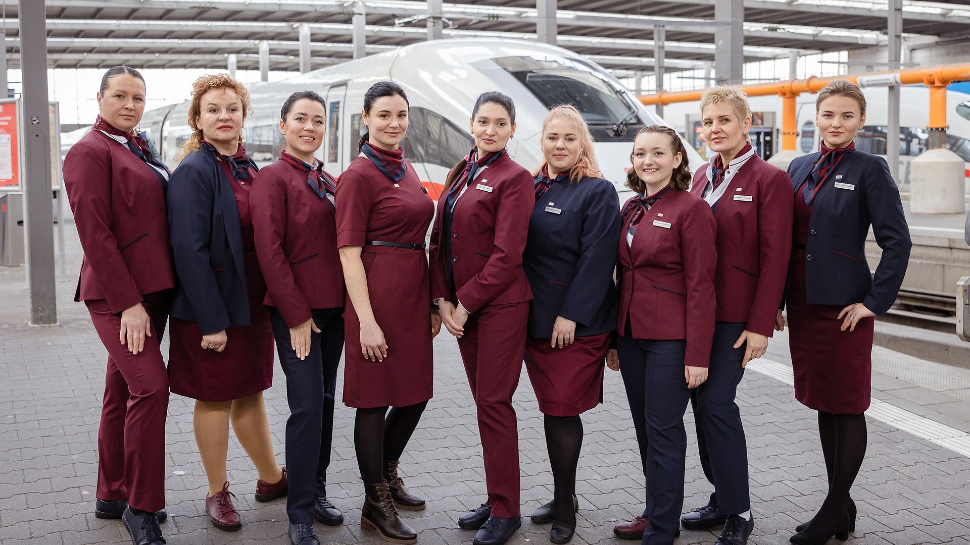Erste Ausbildungsklasse mit ukrainischen Geflüchteten am Bahnsteig in München