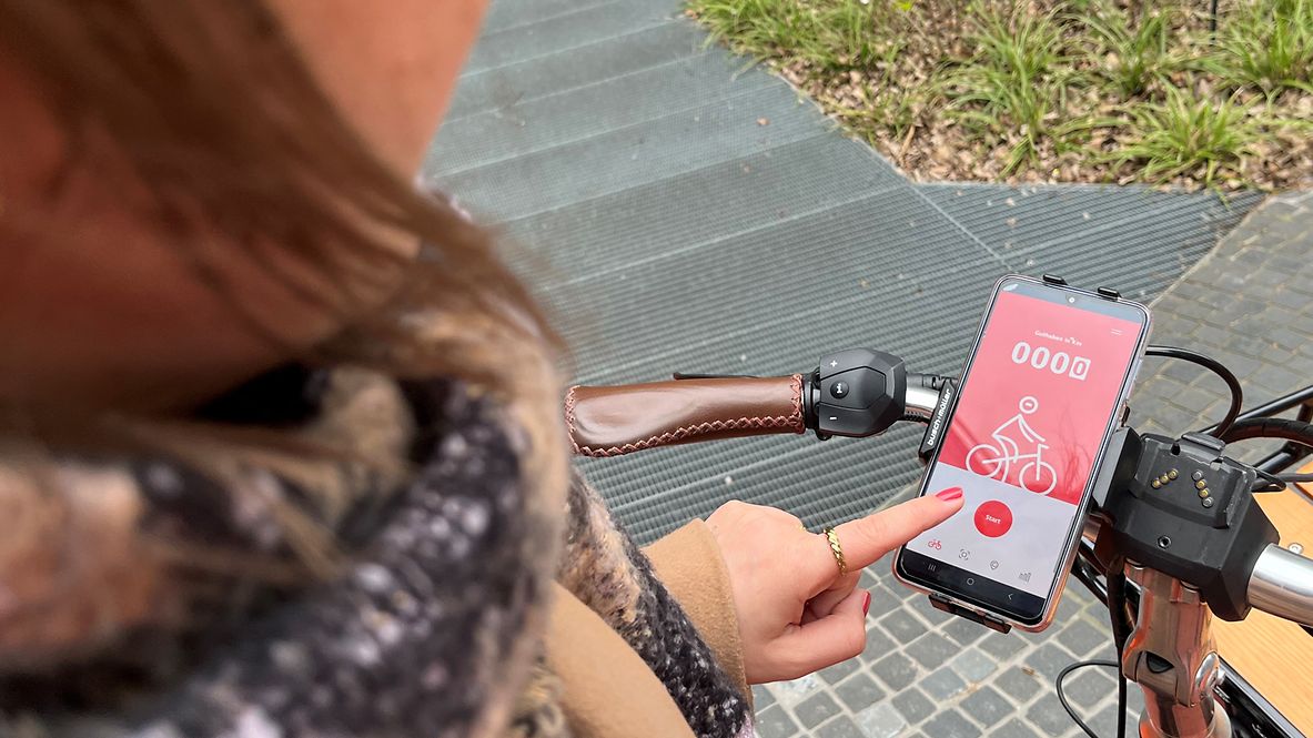 Eine Frau nutzt die Fahrrad-App "DB Rad+"