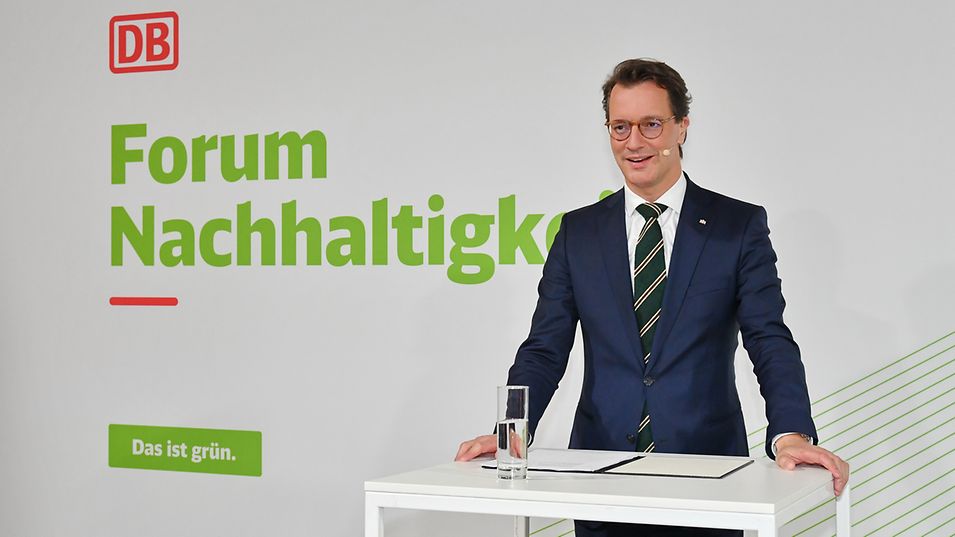Hendrik Wüst spricht beim Forum Nachhaltigkeit 2022 der Deutschen Bahn.