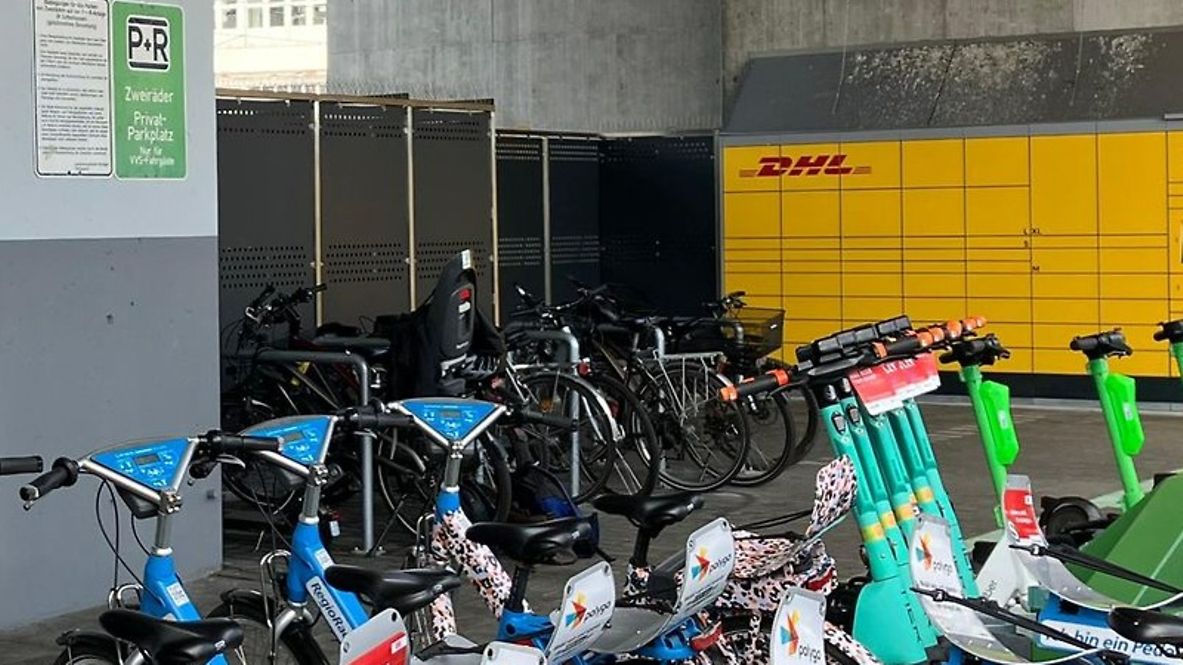 Verschiedene Sharing-Angebote wie E-Scooter am Mobility-Hub in Zuffenhausen 