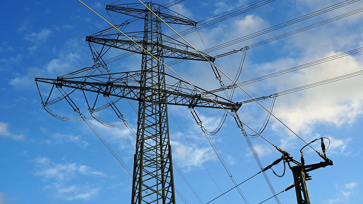 Oberstromleitung vor blauem Himmel