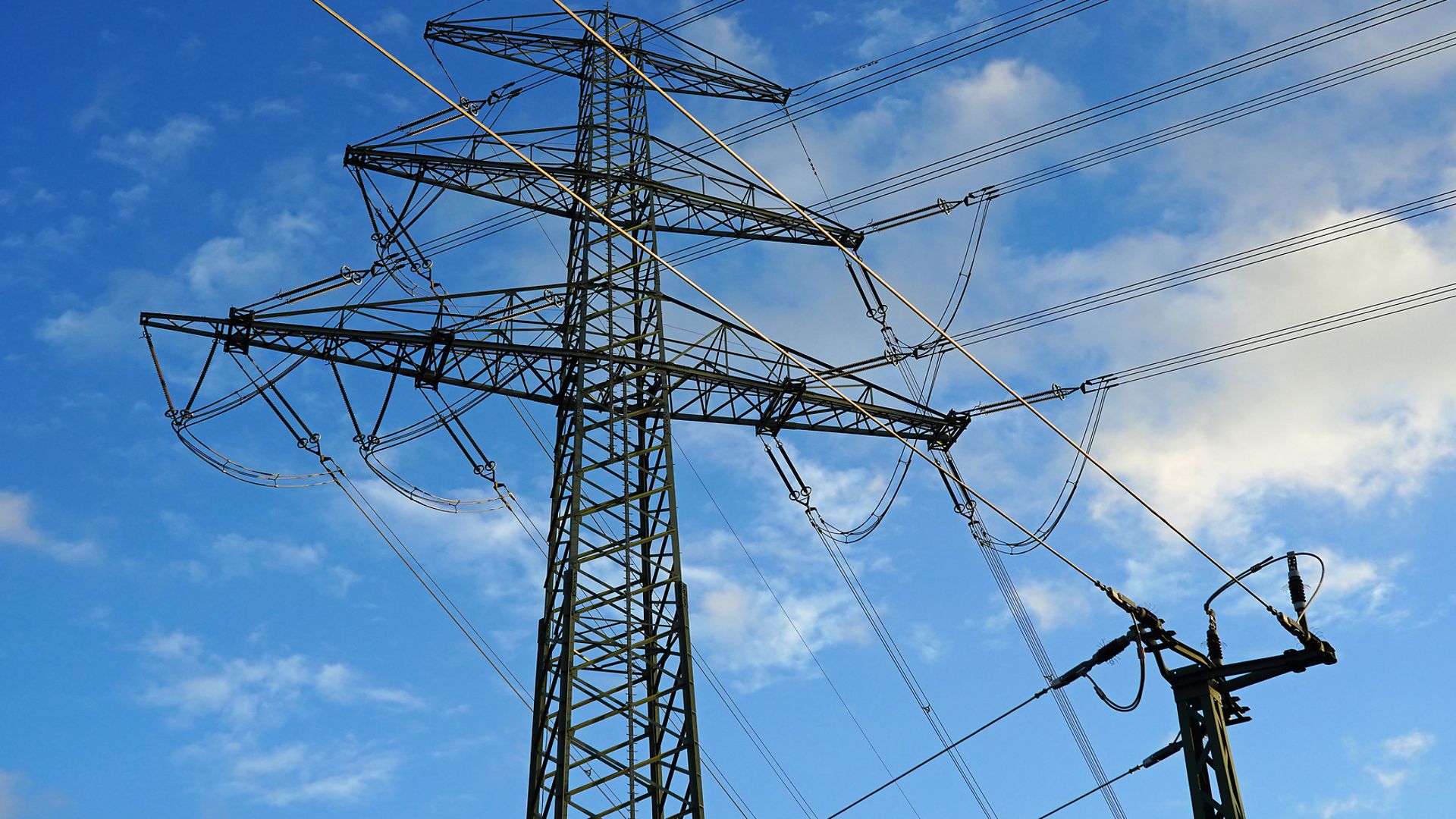 Oberstromleitung vor blauem Himmel