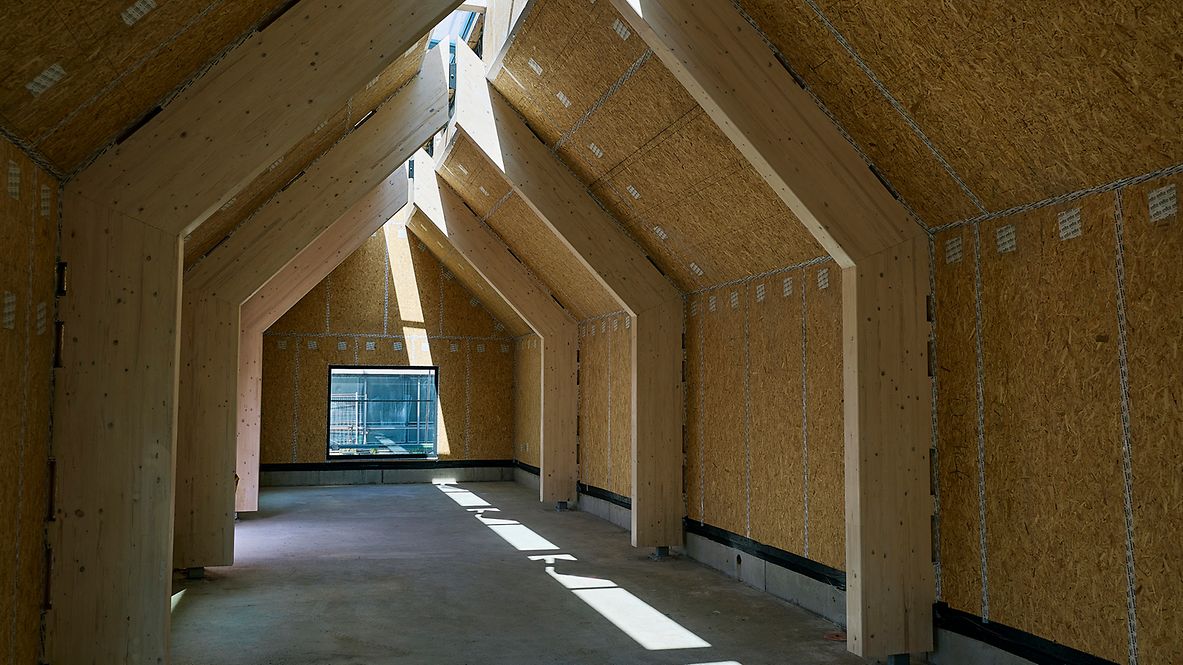 Aufnahme der S-Bahn-Station Zorneding, wo ein Bahnhofsgebäude komplett aus Holz entsteht.