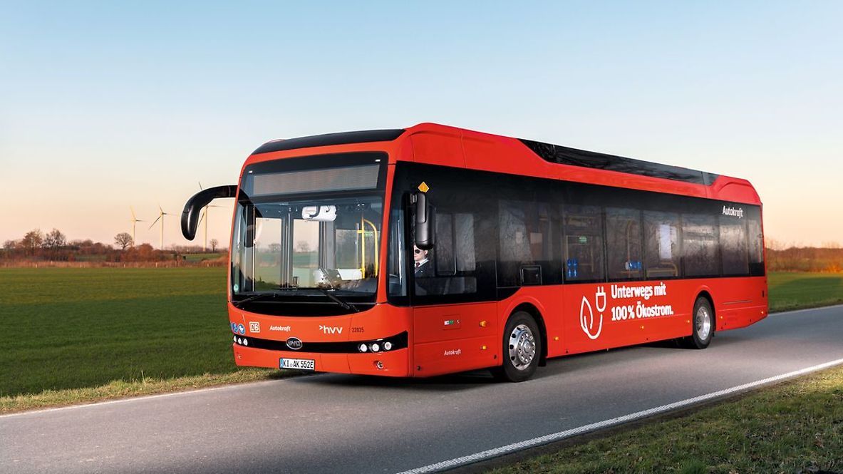 Ein elektrisch betriebener Bus der DB auf einer Straße