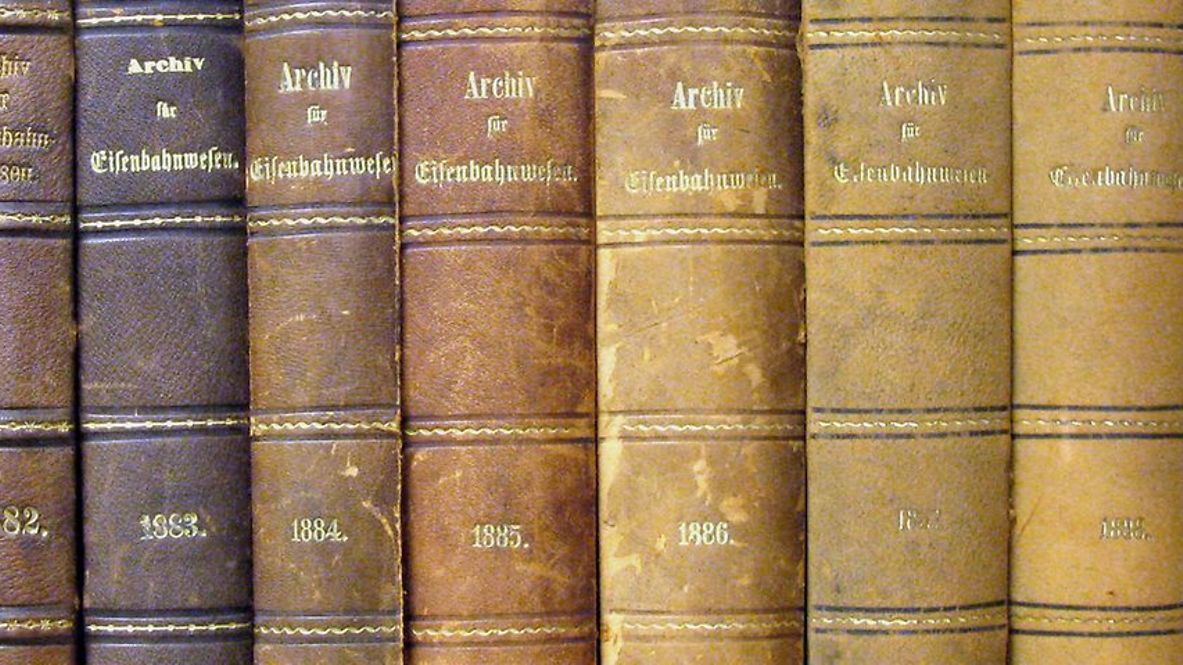 Bücherwand mit antiken Büchern