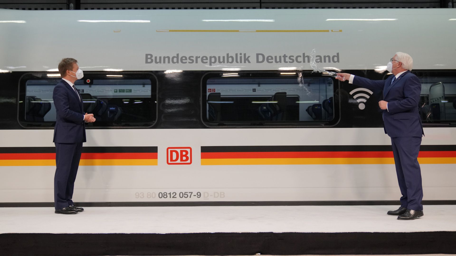 Frank-Walter Steinmeier und Dr. Richard Lutz stehen auf Bahnsteig und taufen einen neuen ICE. 