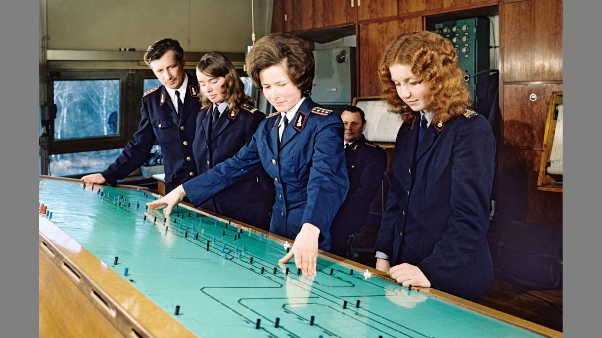 Historische Aufnahme von Frauen bei der Eisenbahn (etwa 1970er Jahre)