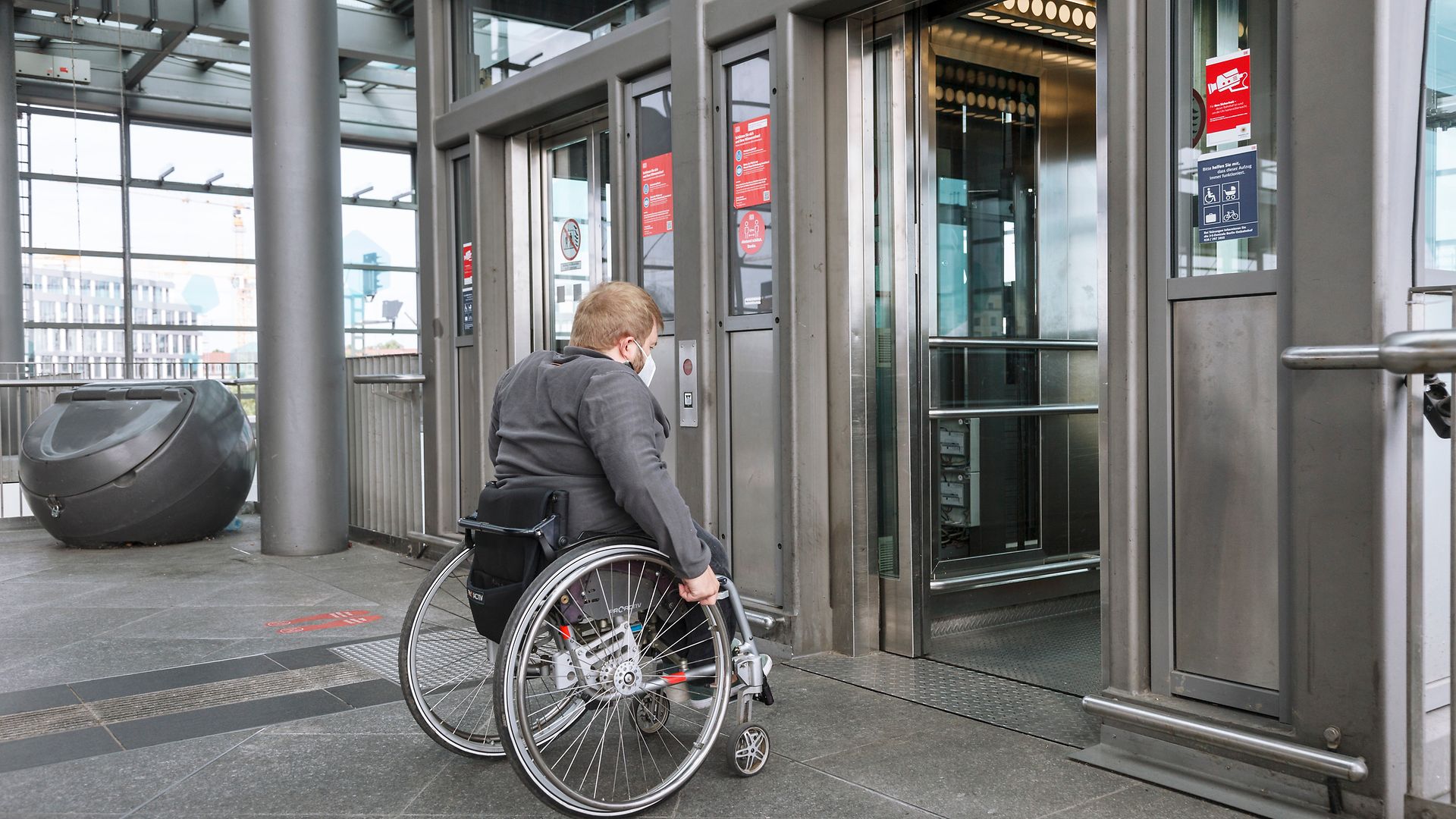 Reisender im Rollstuhl nutzt einen Aufzug auf einem barrierefreien Bahnhofsgleis (Berlin Südkreuz)