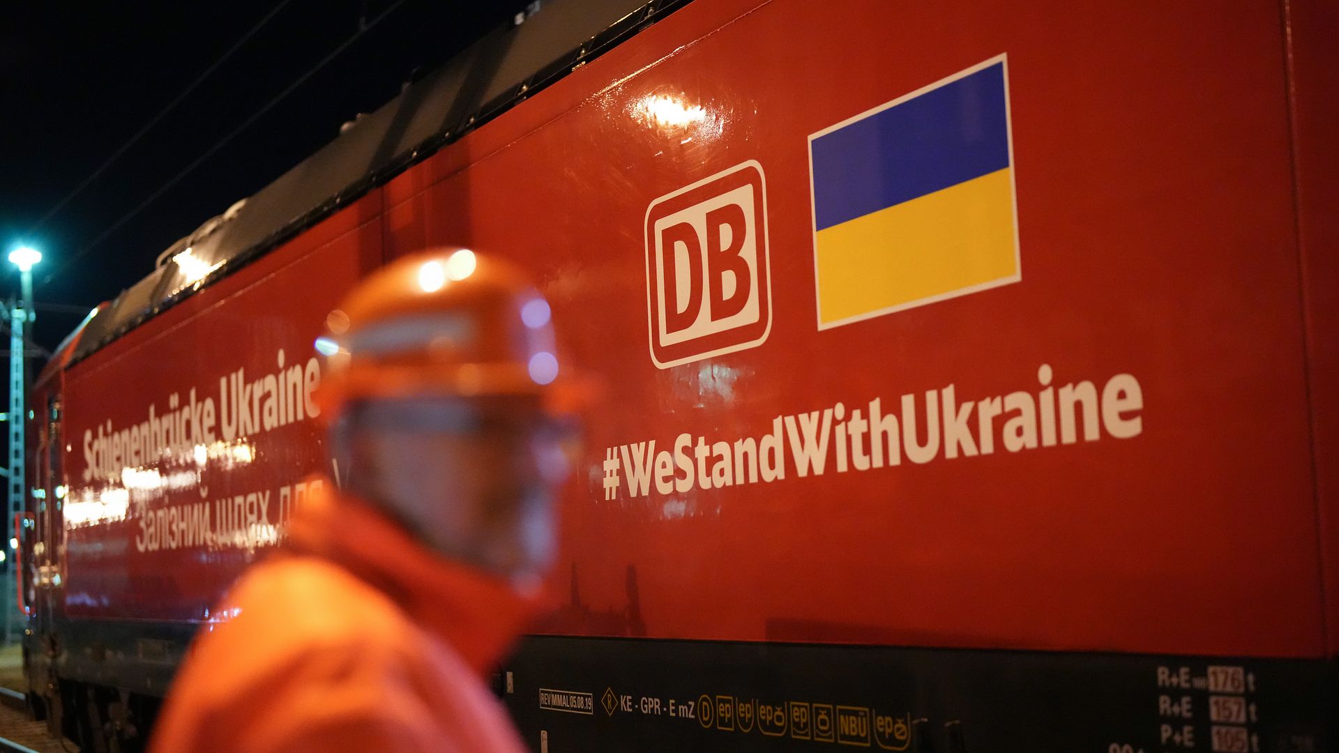 Ein Zug mit Hilfsgütern für die Menschen in der Ukraine bei Nacht. 