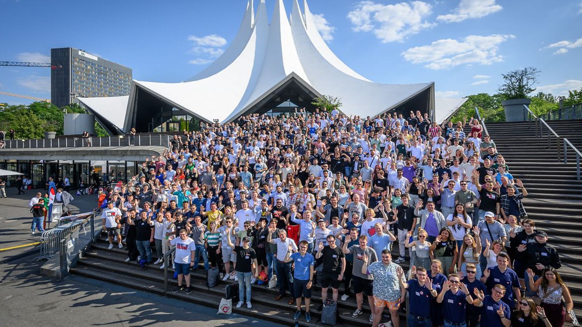Nachwuchskräfte der DB stehen in Berlin auf einer großen Treppe.